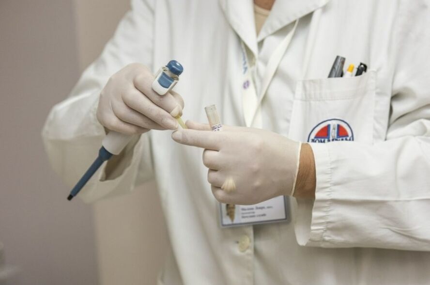 Arzt diagnostiziert humanes Papillomavirus