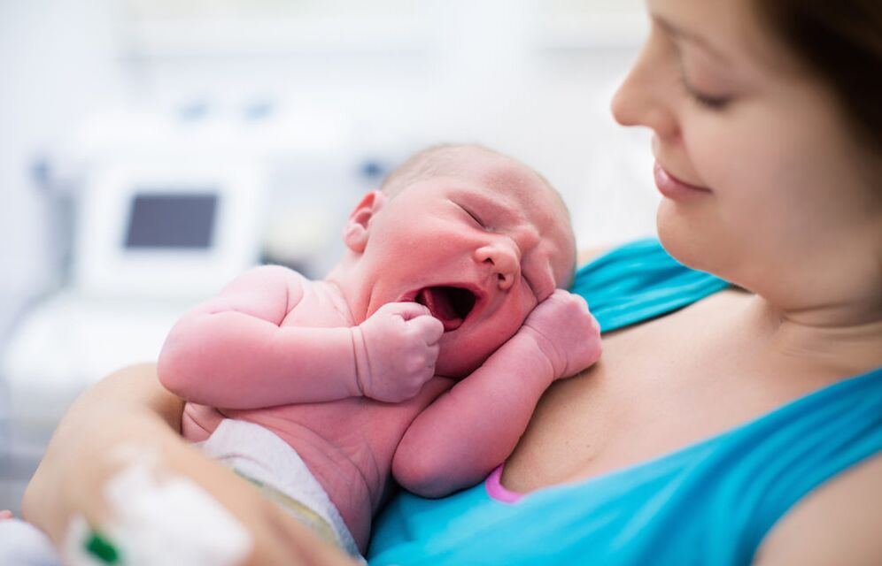 Das humane Papillomavirus wird während der Geburt von der Mutter auf das Kind übertragen. 
